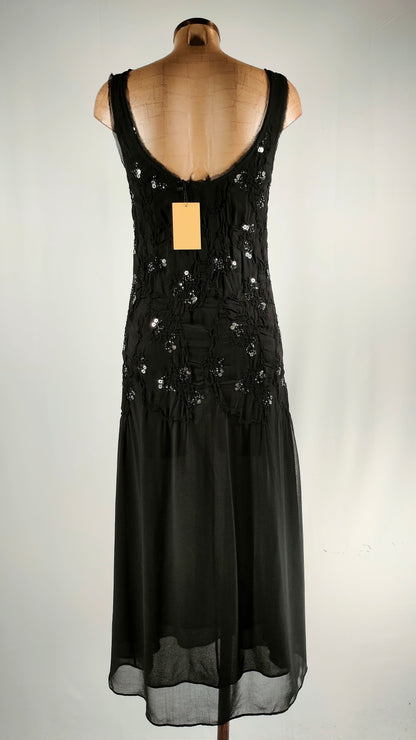 Vestido con vuelo y apliques plateados