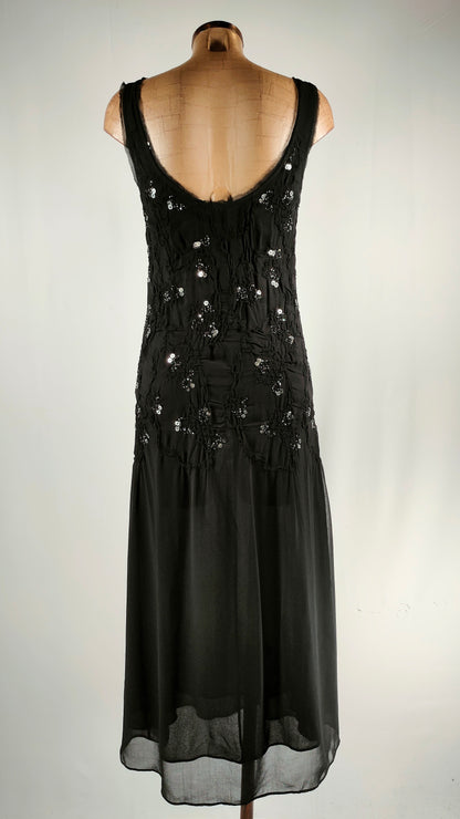 Vestido con vuelo y apliques plateados