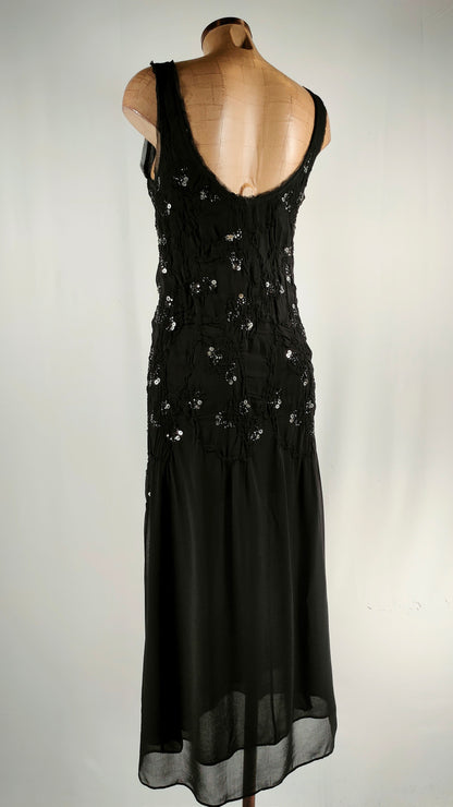 Vestido con vuelo y apliques plateados