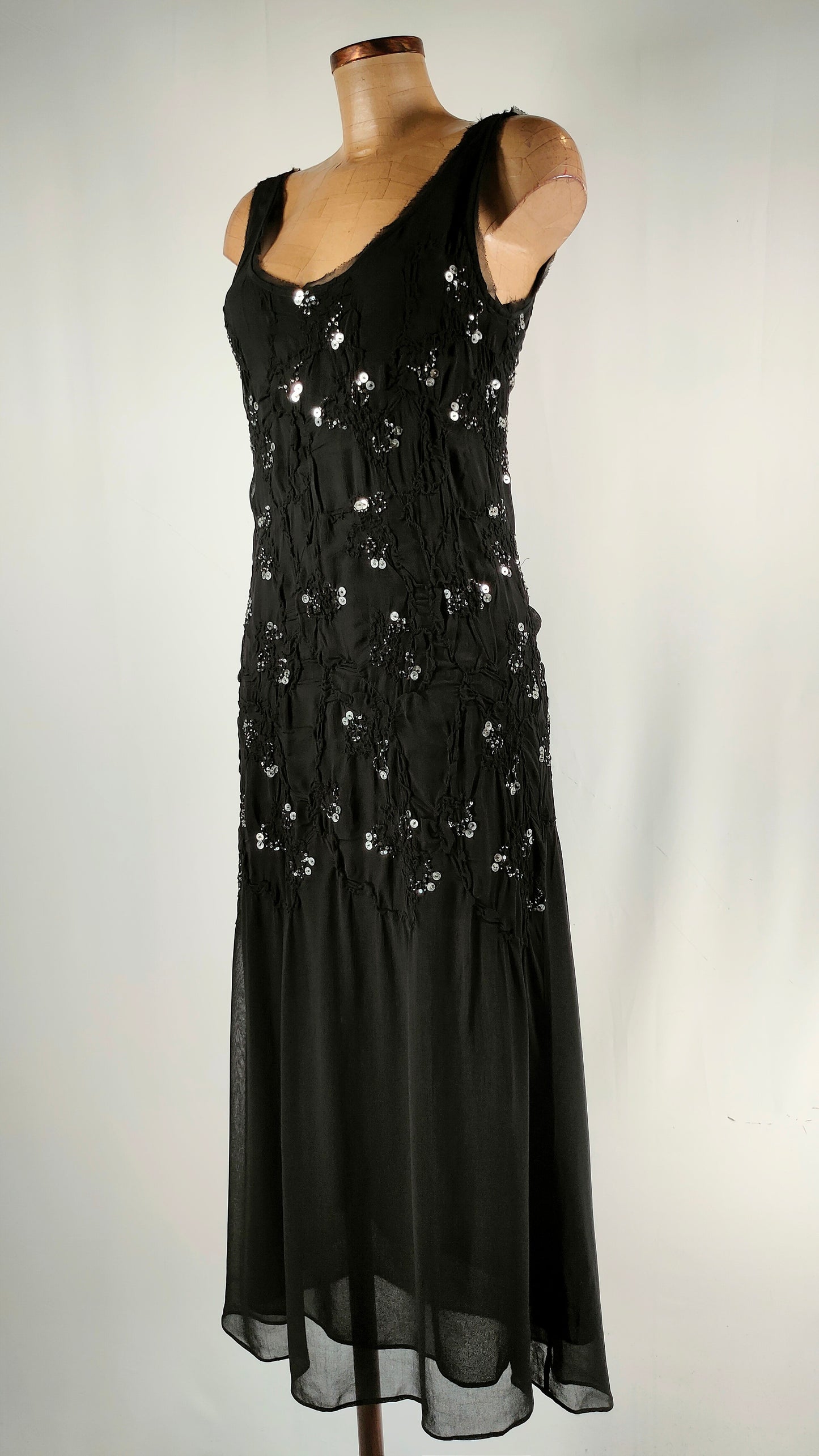 Vestido con vuelo y apliques plateados