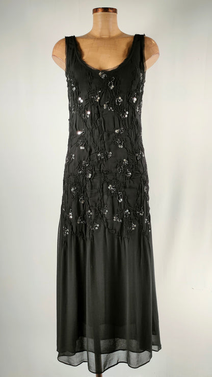 Vestido con vuelo y apliques plateados