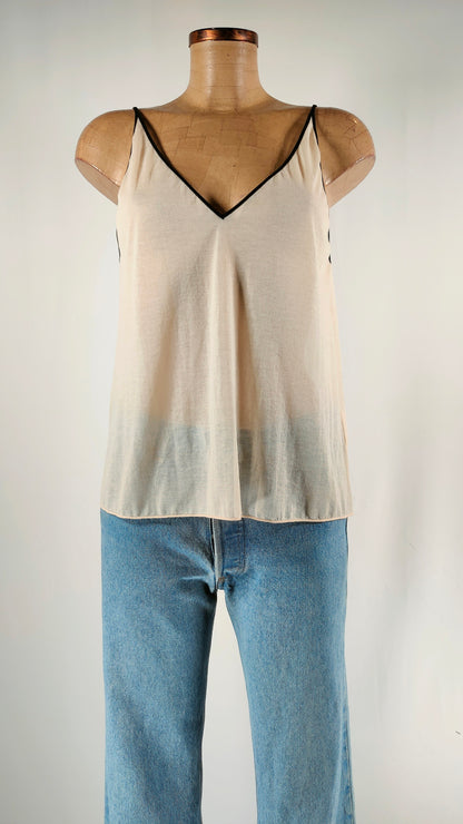 Top semitransparente con ribete negro