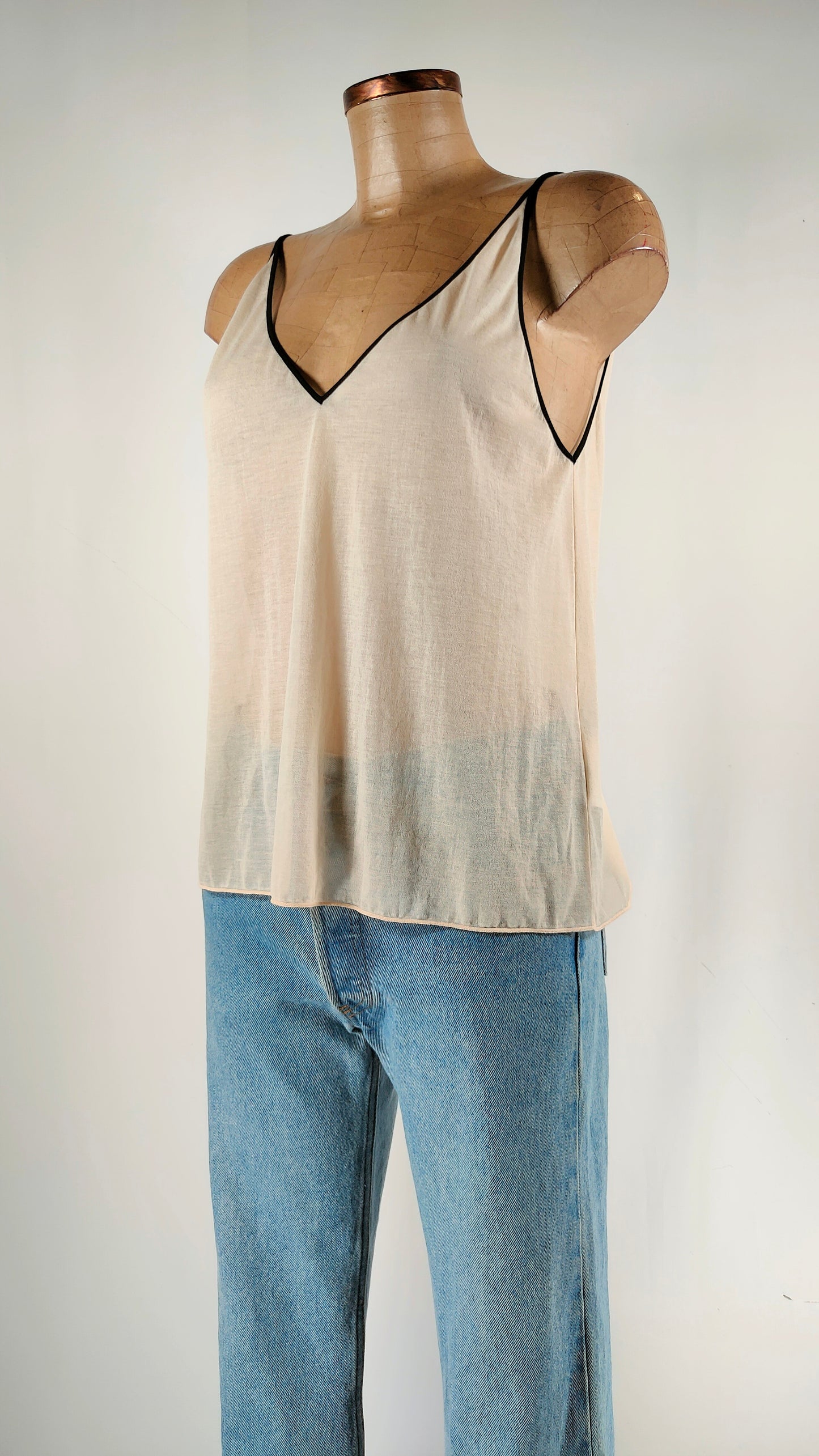 Top semitransparente con ribete negro