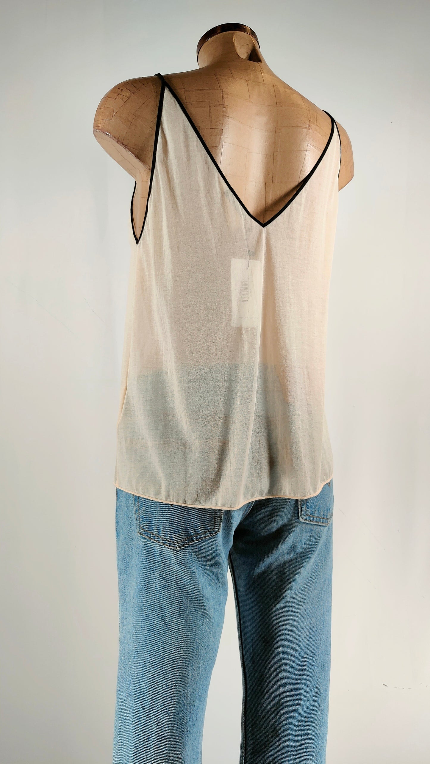 Top semitransparente con ribete negro