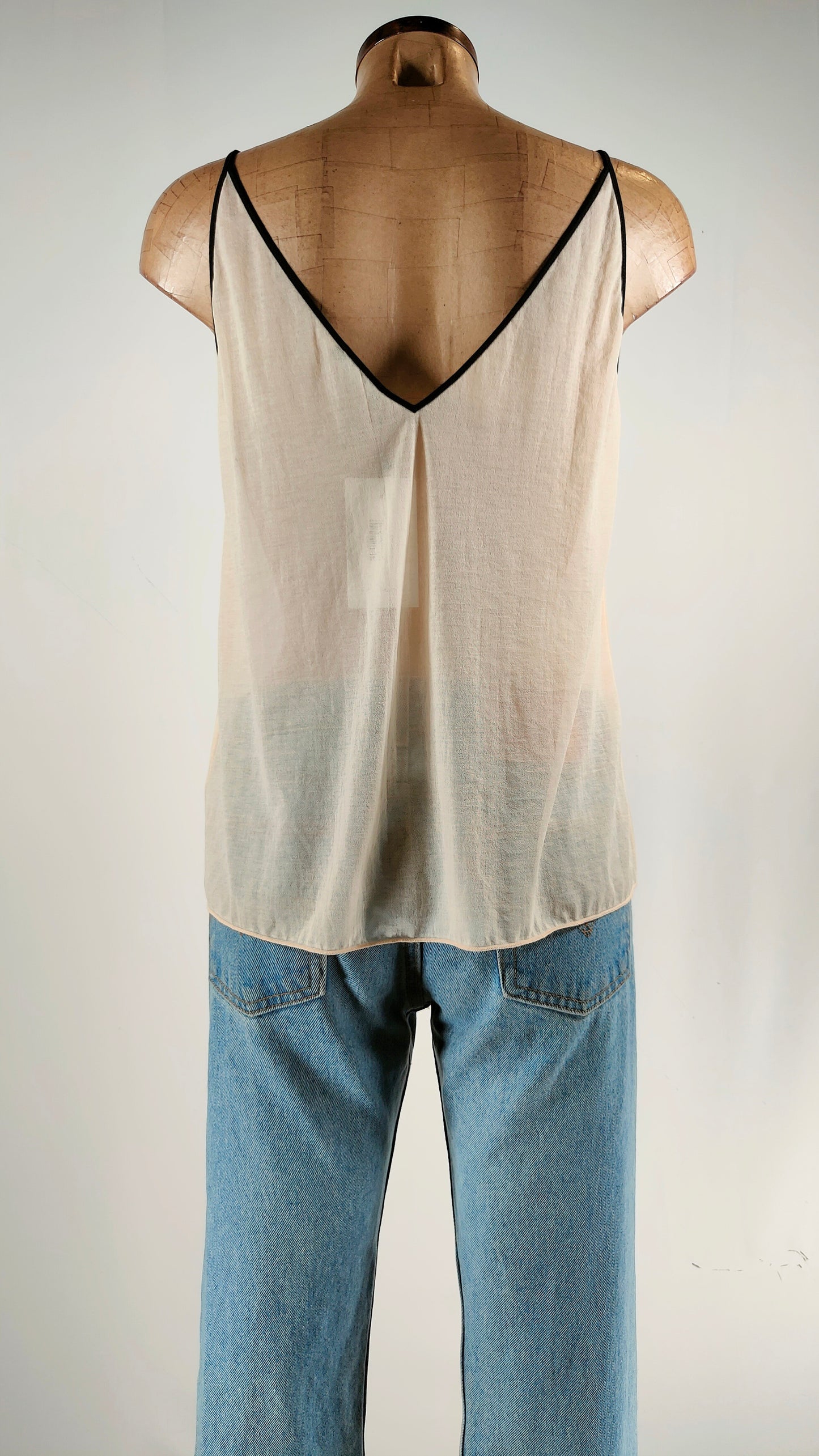 Top semitransparente con ribete negro