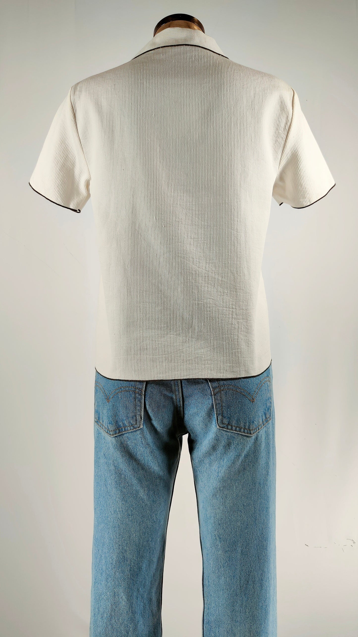 Polo con ribete marrón