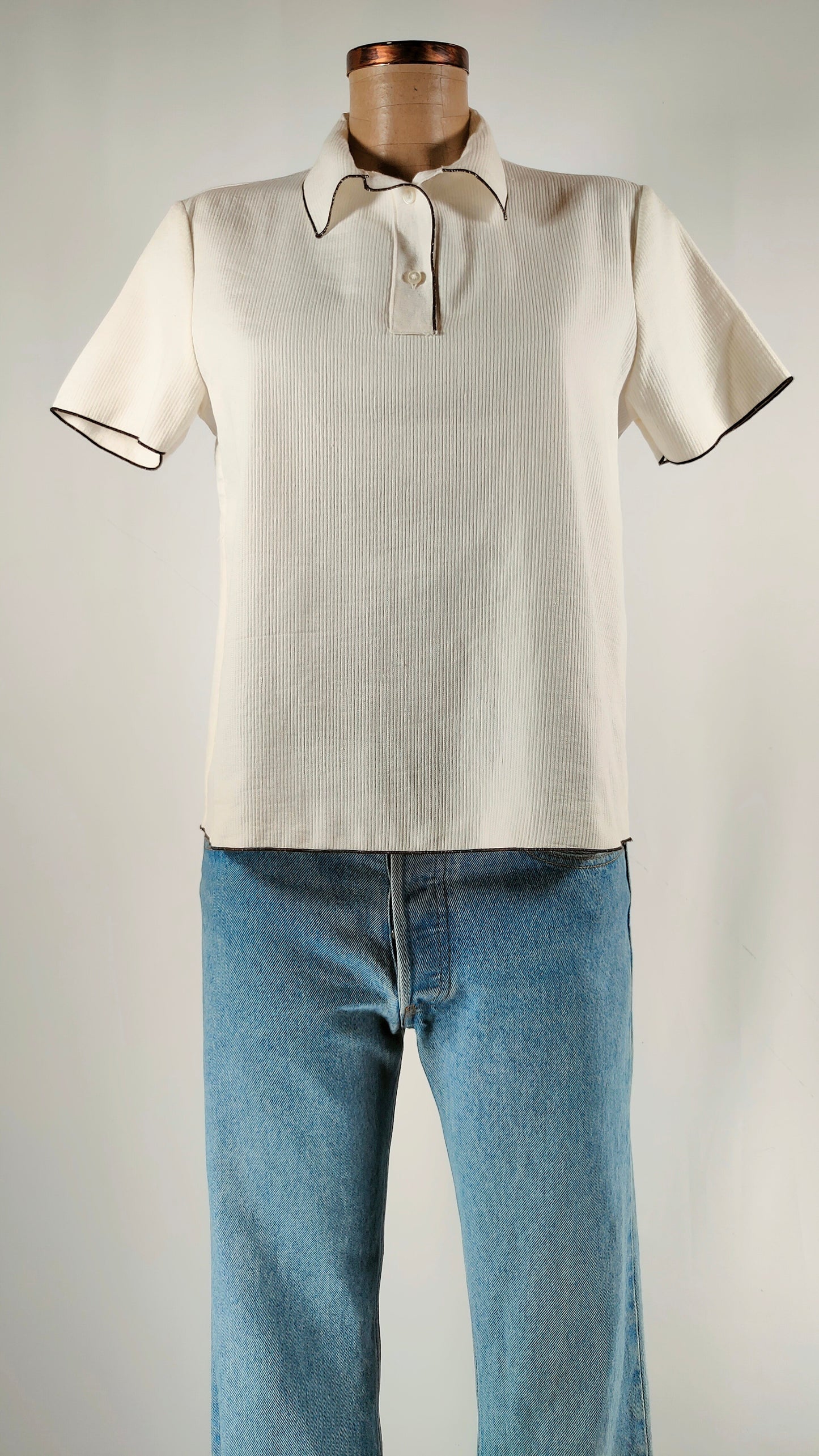 Polo con ribete marrón