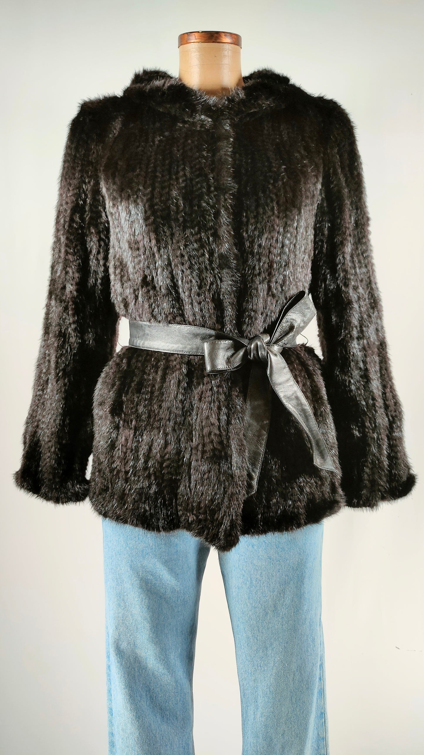 Chaqueta de pelo corto negro con cinturón