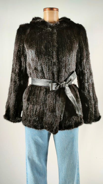 Chaqueta de pelo corto negro con cinturón