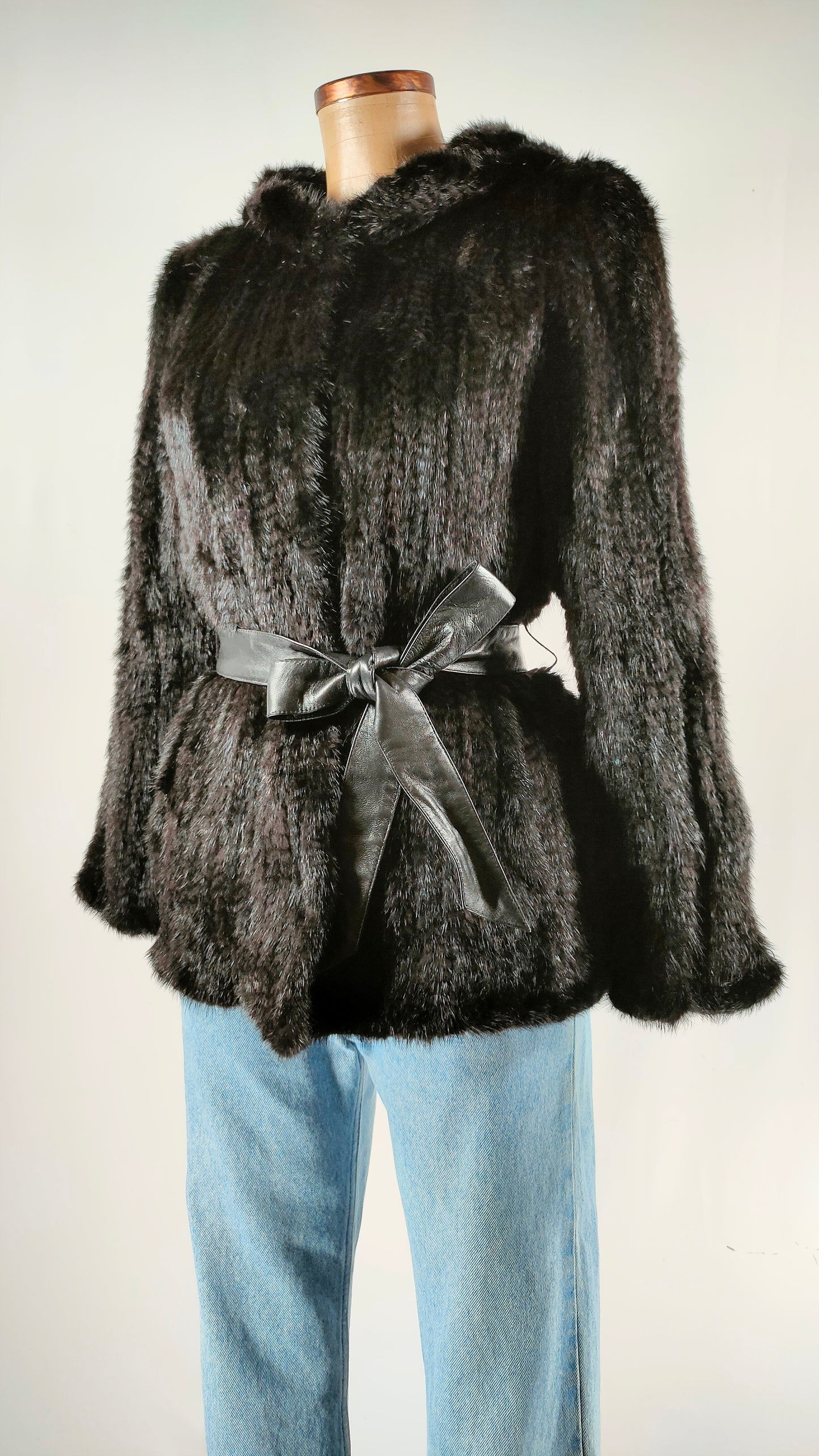 Chaqueta de pelo corto negro con cinturón