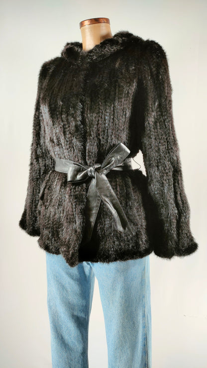 Chaqueta de pelo corto negro con cinturón