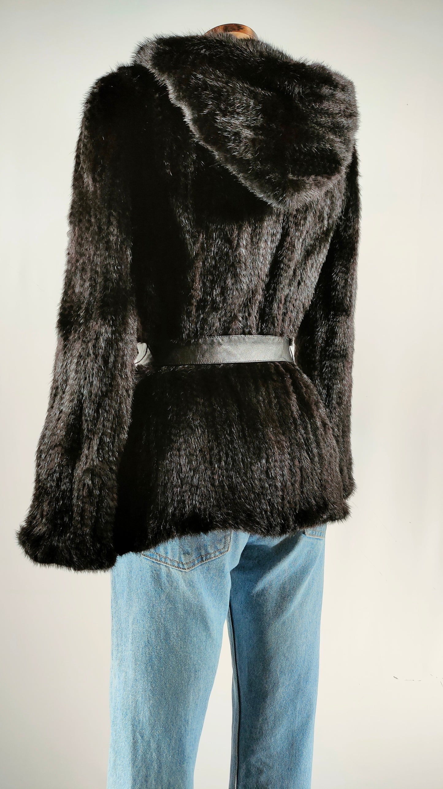 Chaqueta de pelo corto negro con cinturón