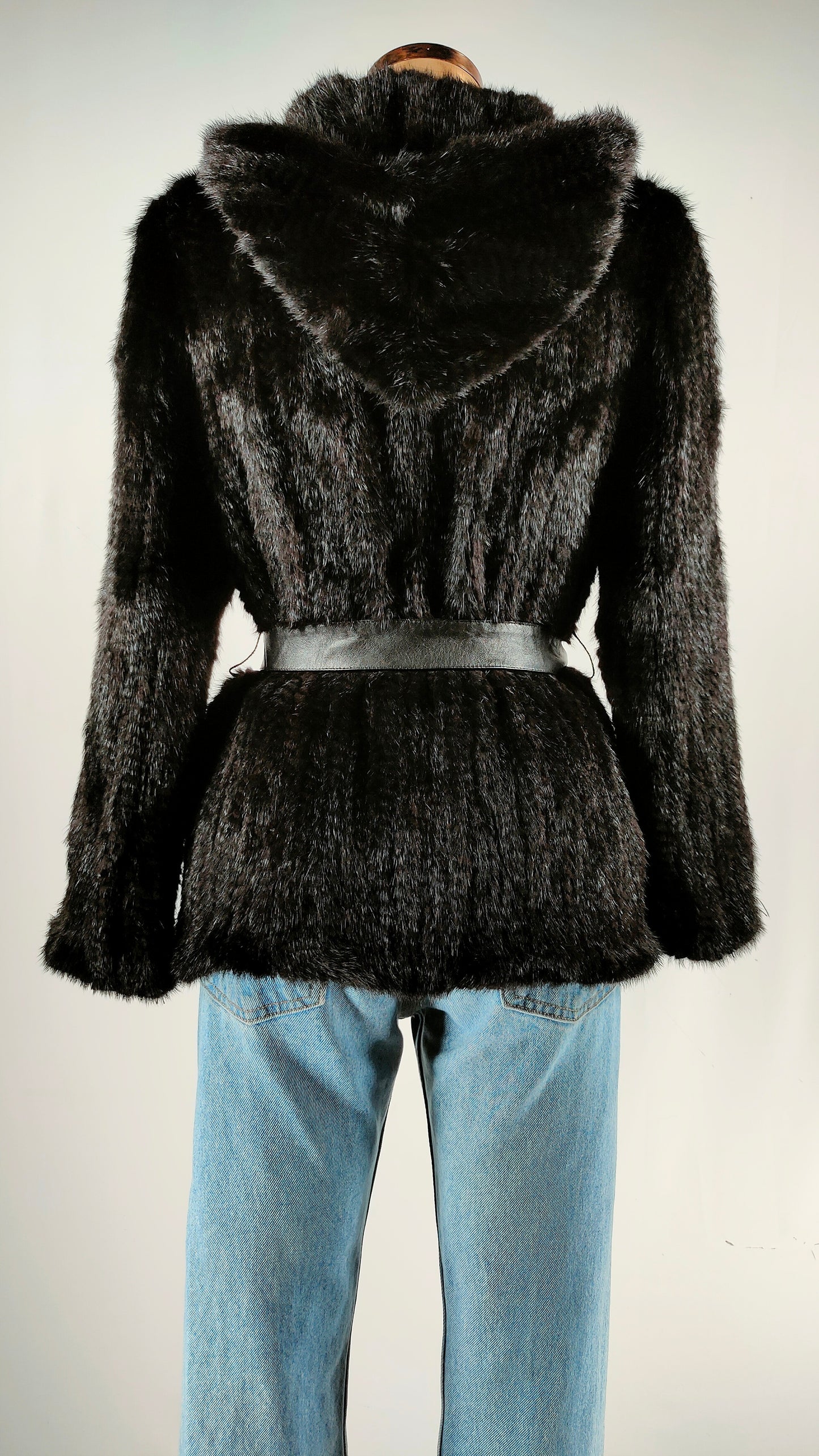 Chaqueta de pelo corto negro con cinturón