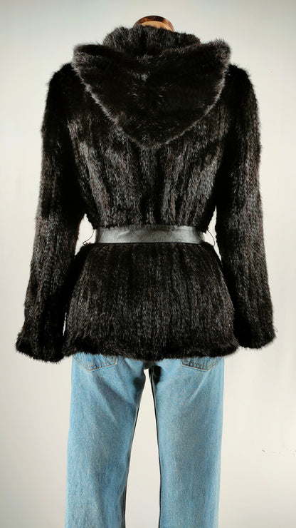 Chaqueta de pelo corto negro con cinturón