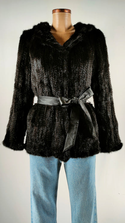 Chaqueta de pelo corto negro con cinturón