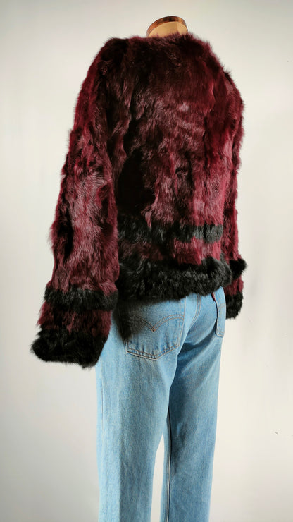 Chaqueta corta de pelo burdeos y negro