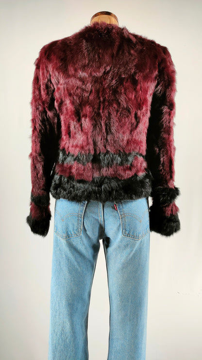 Chaqueta corta de pelo burdeos y negro