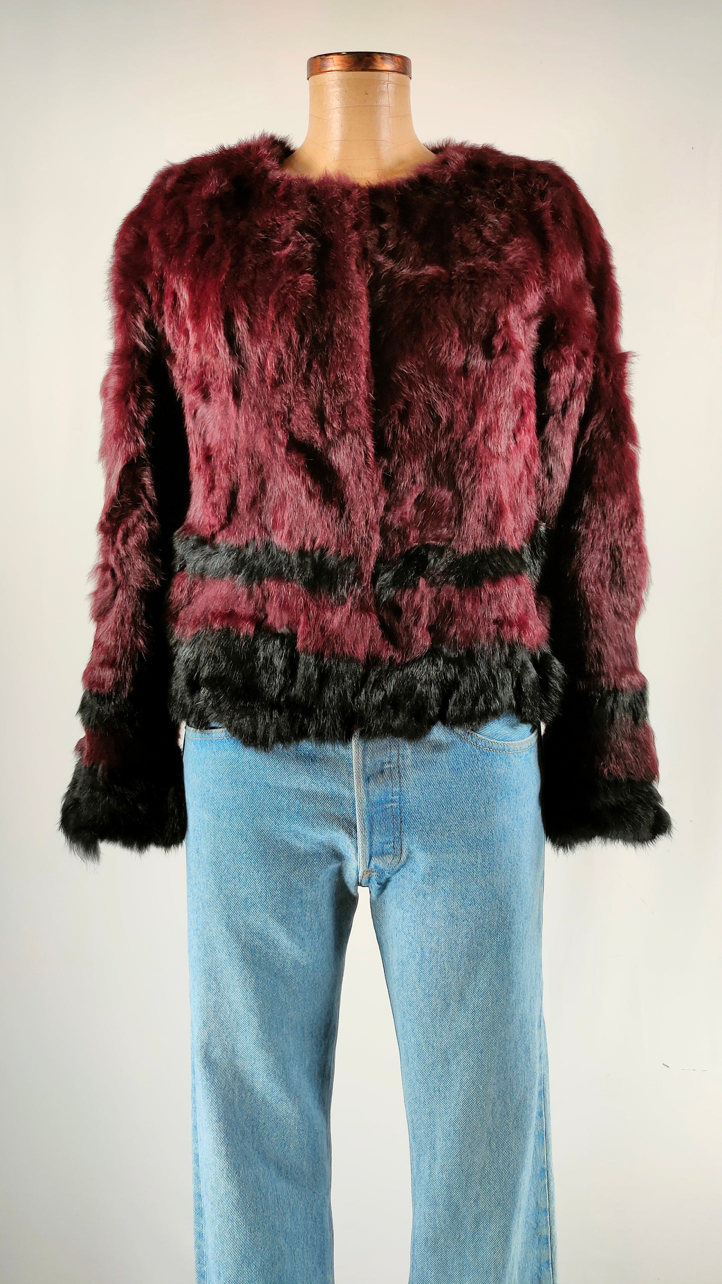 Chaqueta corta de pelo burdeos y negro