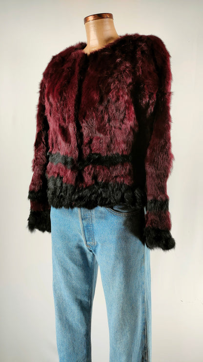 Chaqueta corta de pelo burdeos y negro