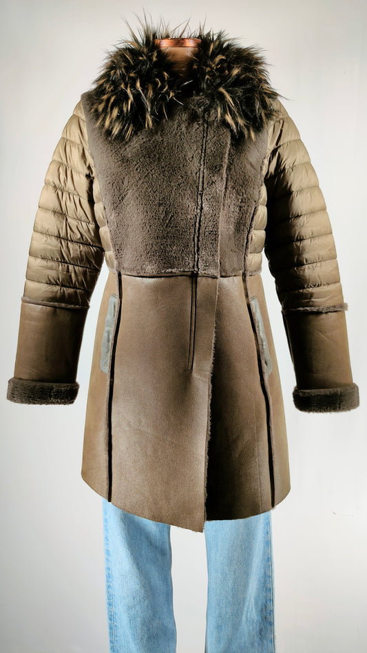 Abrigo verde con capcucha de pelo