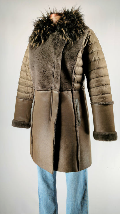 Abrigo verde con capcucha de pelo