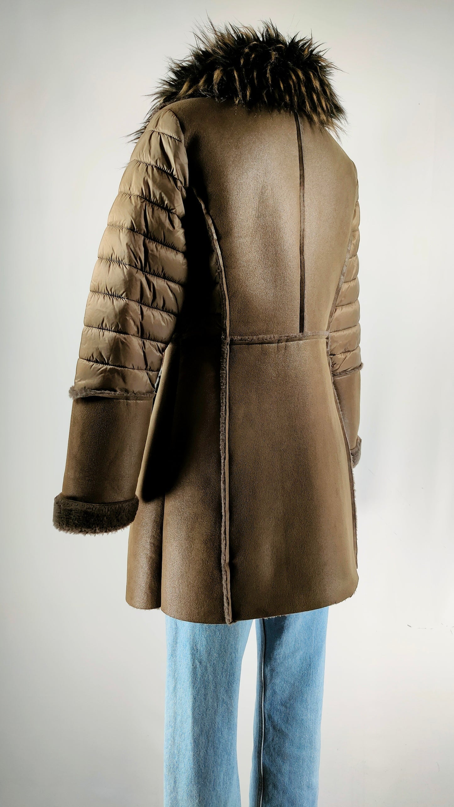 Abrigo verde con capcucha de pelo