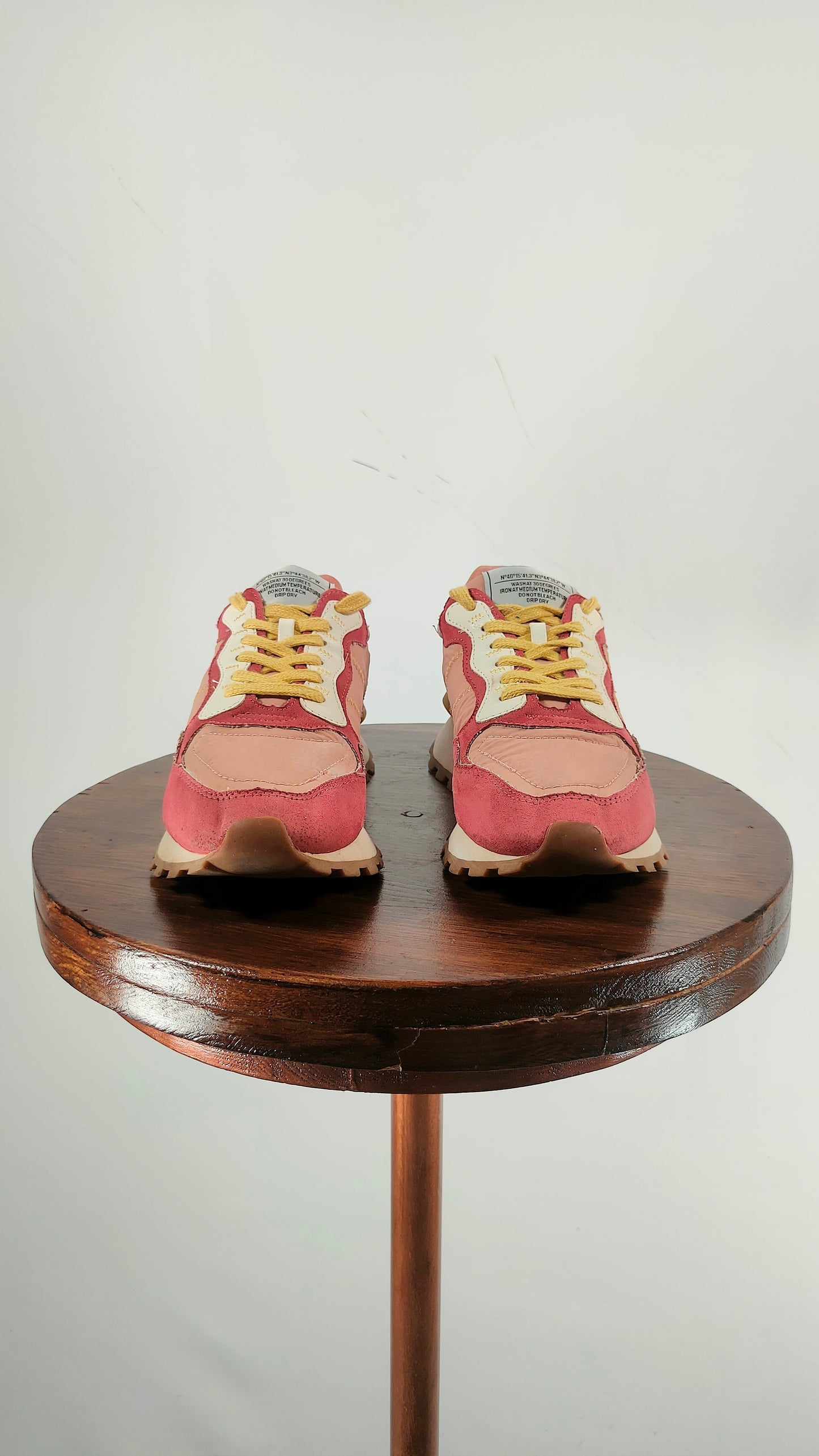 Zapatillas burdeos y salmón