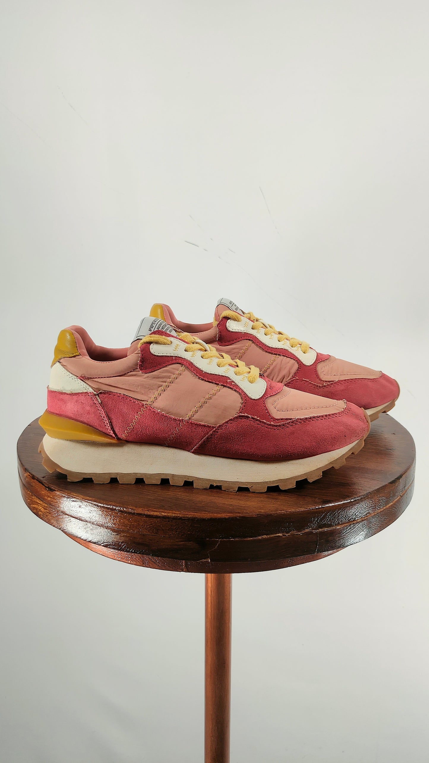 Zapatillas burdeos y salmón