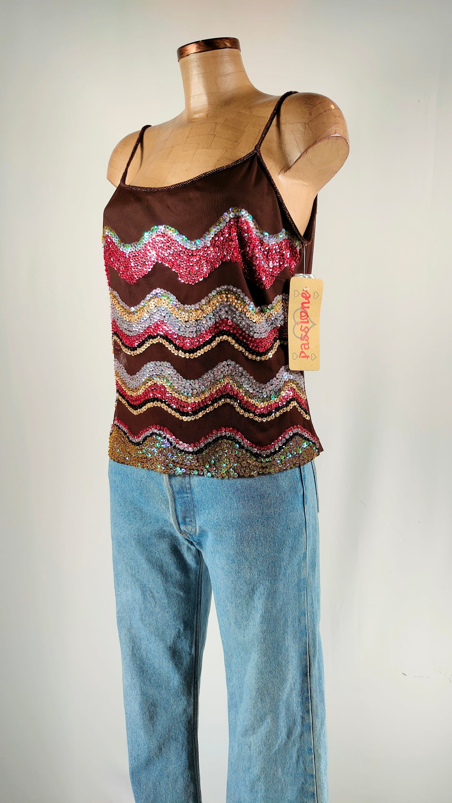 Top con apliques brillantes