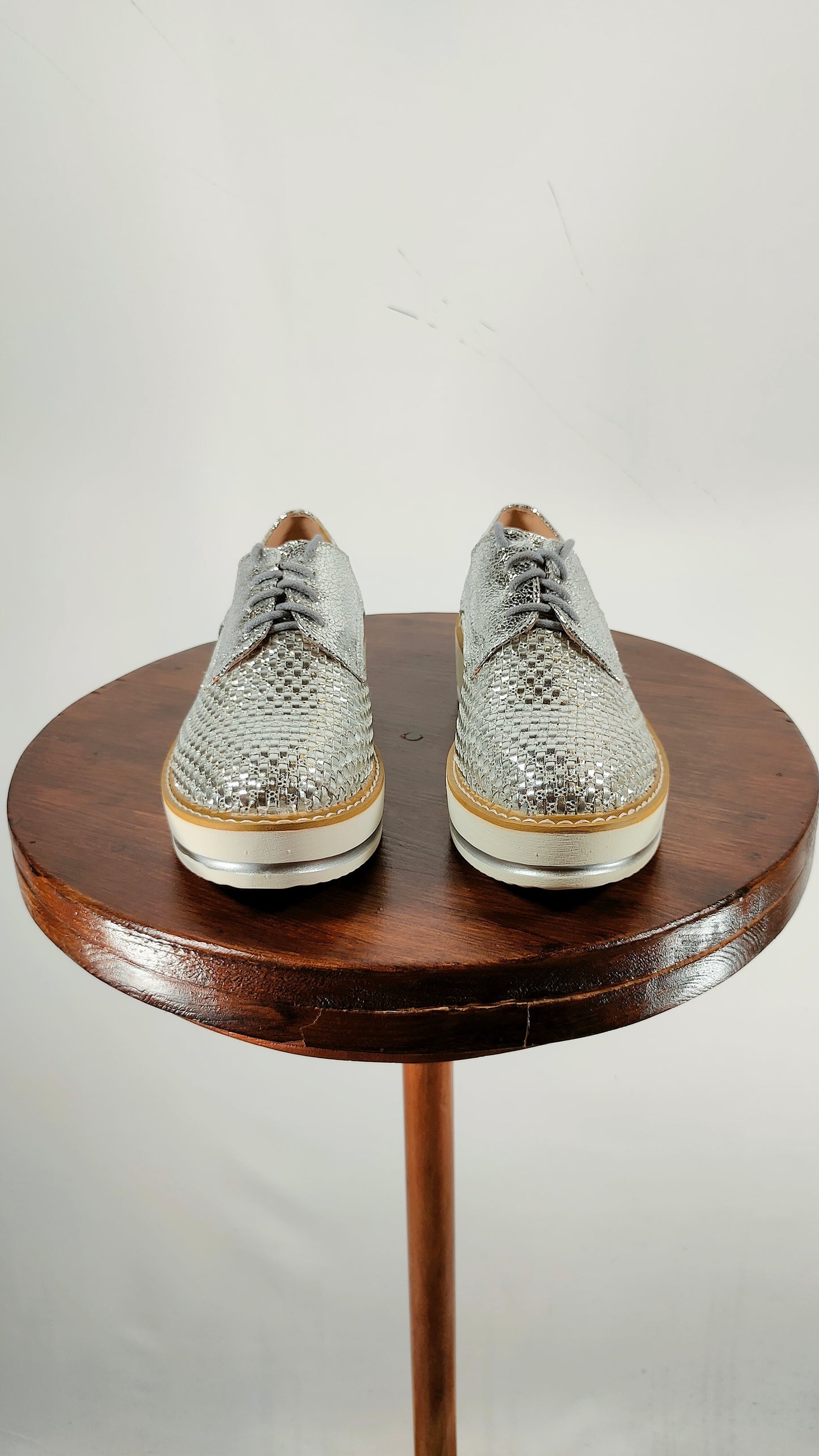 Zapatos plateados de cordón