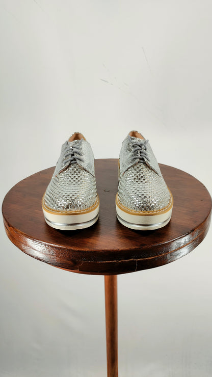 Zapatos plateados de cordón