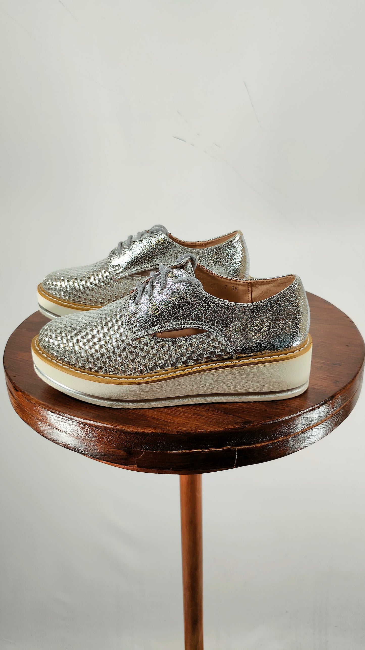 Zapatos plateados de cordón