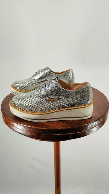 Zapatos plateados de cordón
