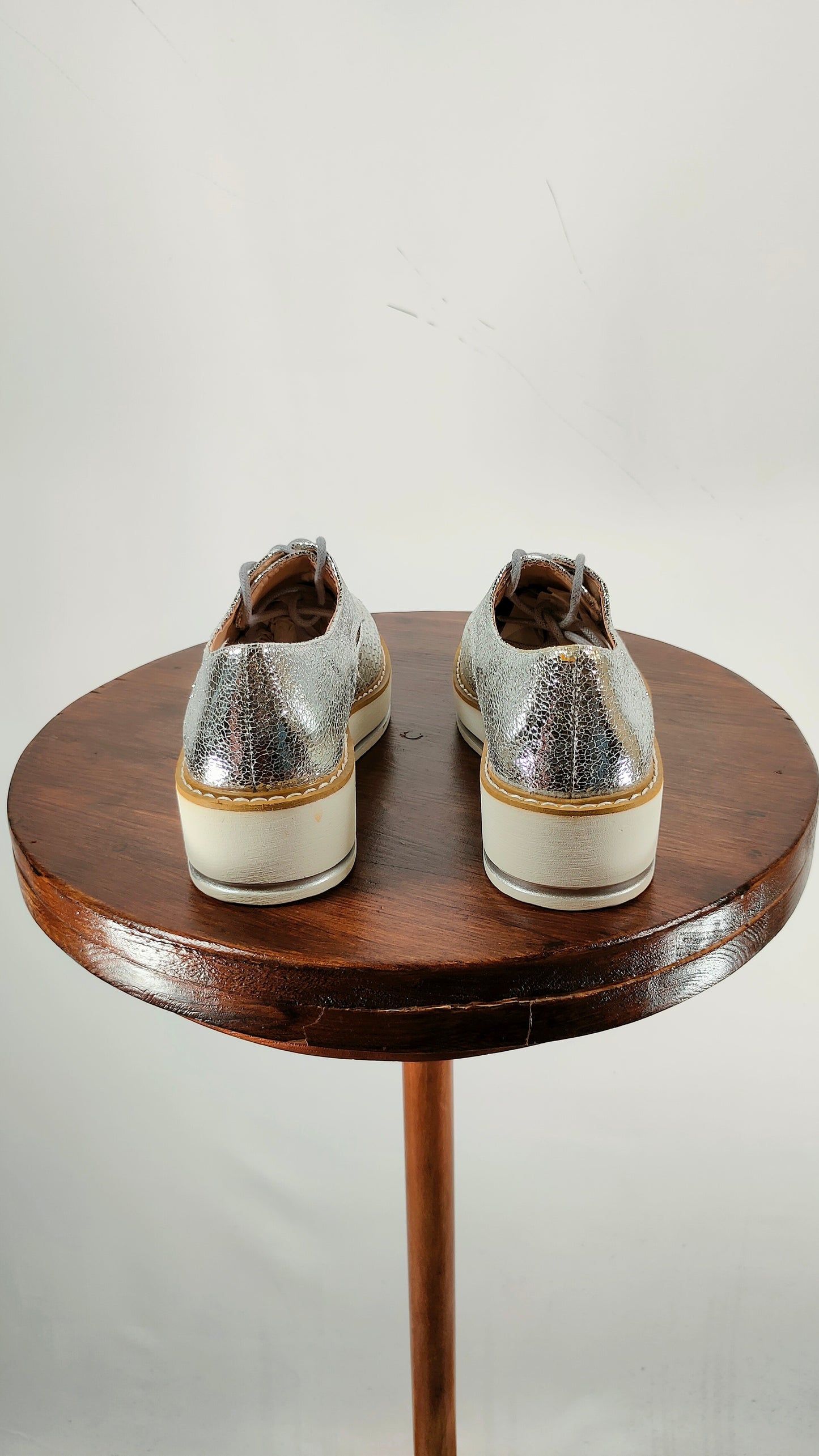 Zapatos plateados de cordón