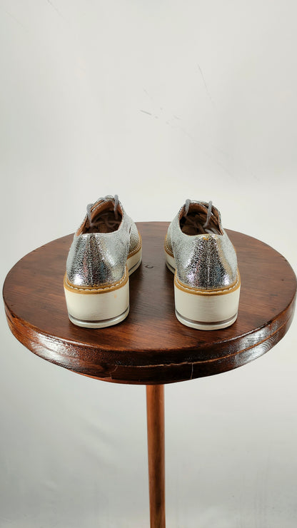 Zapatos plateados de cordón