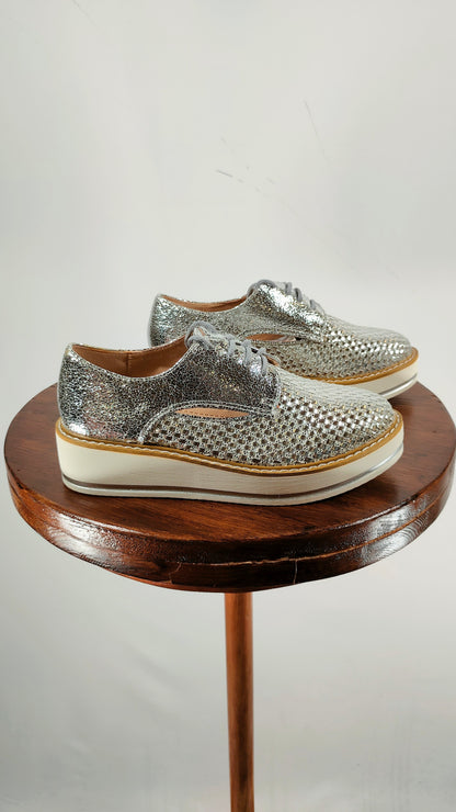 Zapatos plateados de cordón