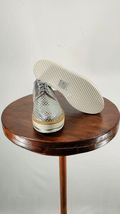 Zapatos plateados de cordón