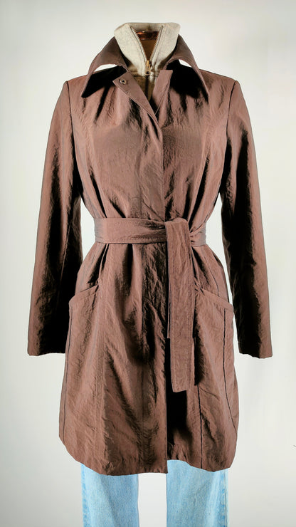 Gabardina repelente al agua con detalles piel