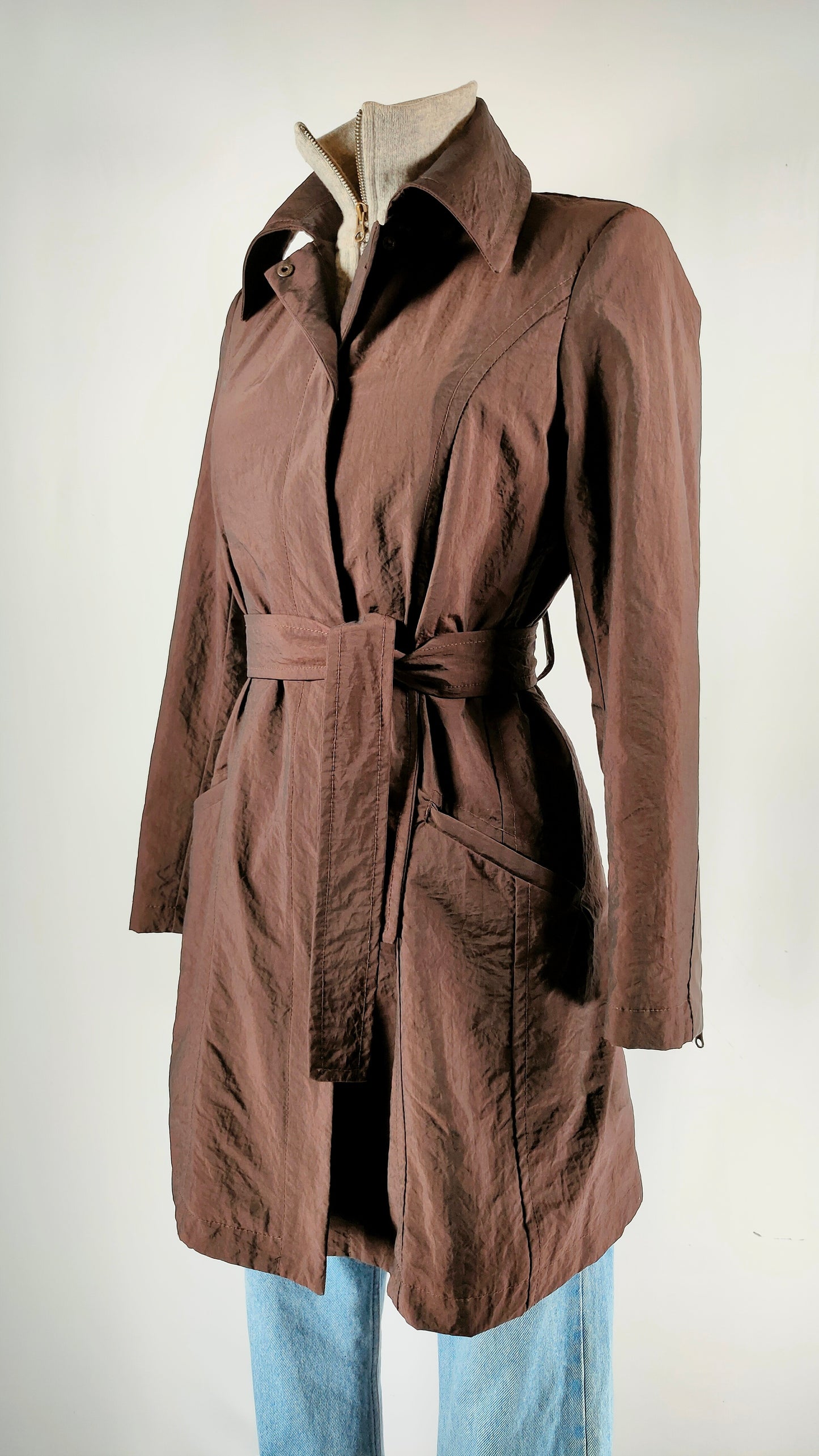 Gabardina repelente al agua con detalles piel