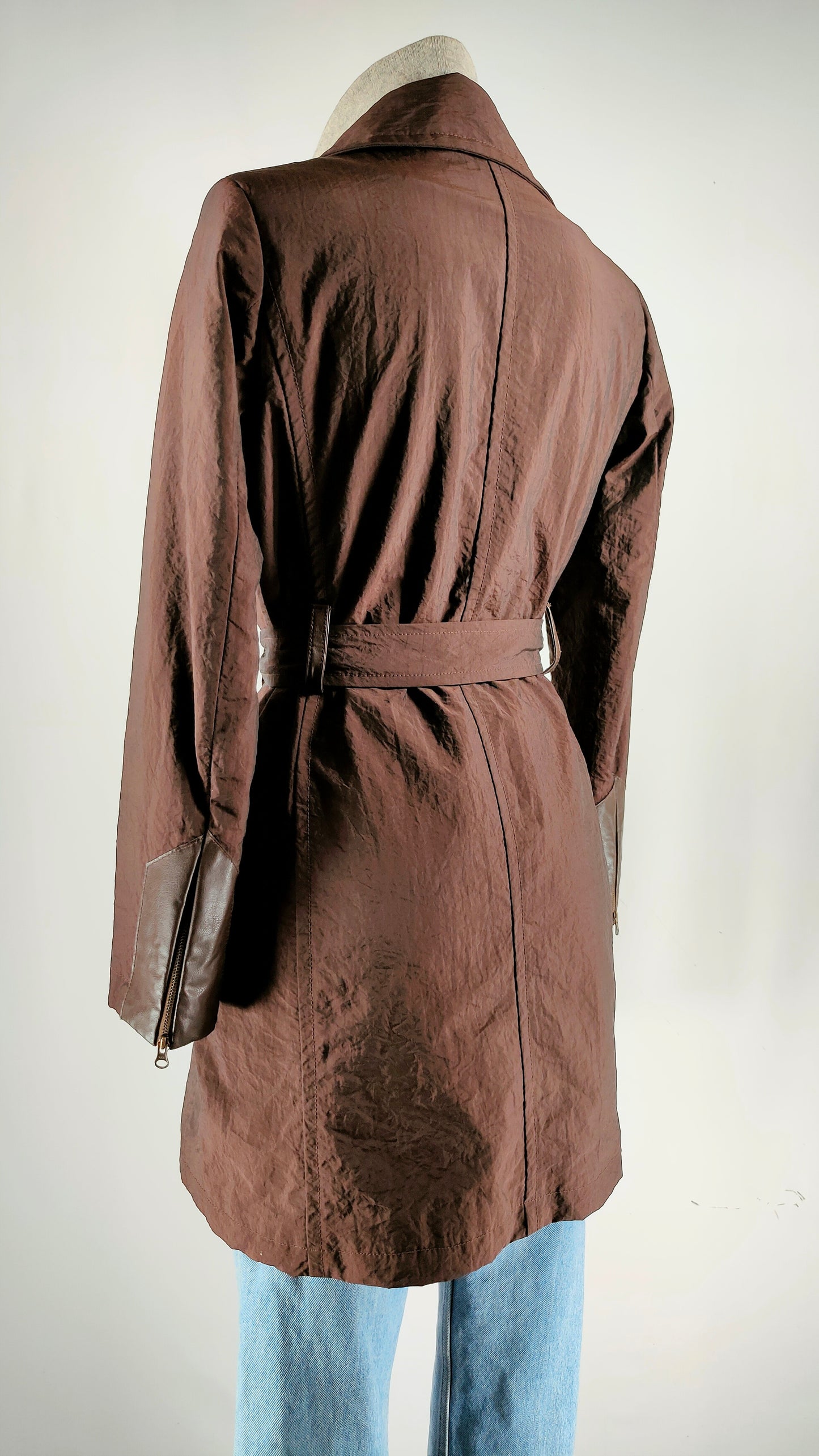 Gabardina repelente al agua con detalles piel