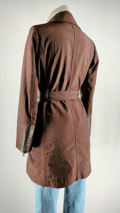 Gabardina repelente al agua con detalles piel