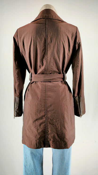 Gabardina repelente al agua con detalles piel