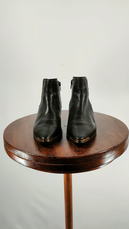 Botines de piel con tachuelas doradas