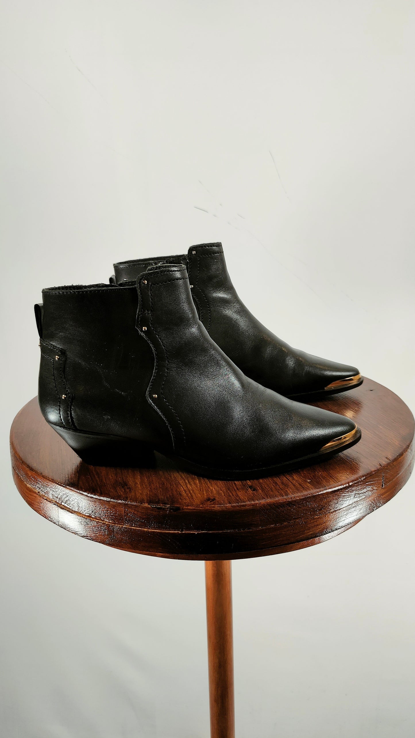 Botines de piel con tachuelas doradas