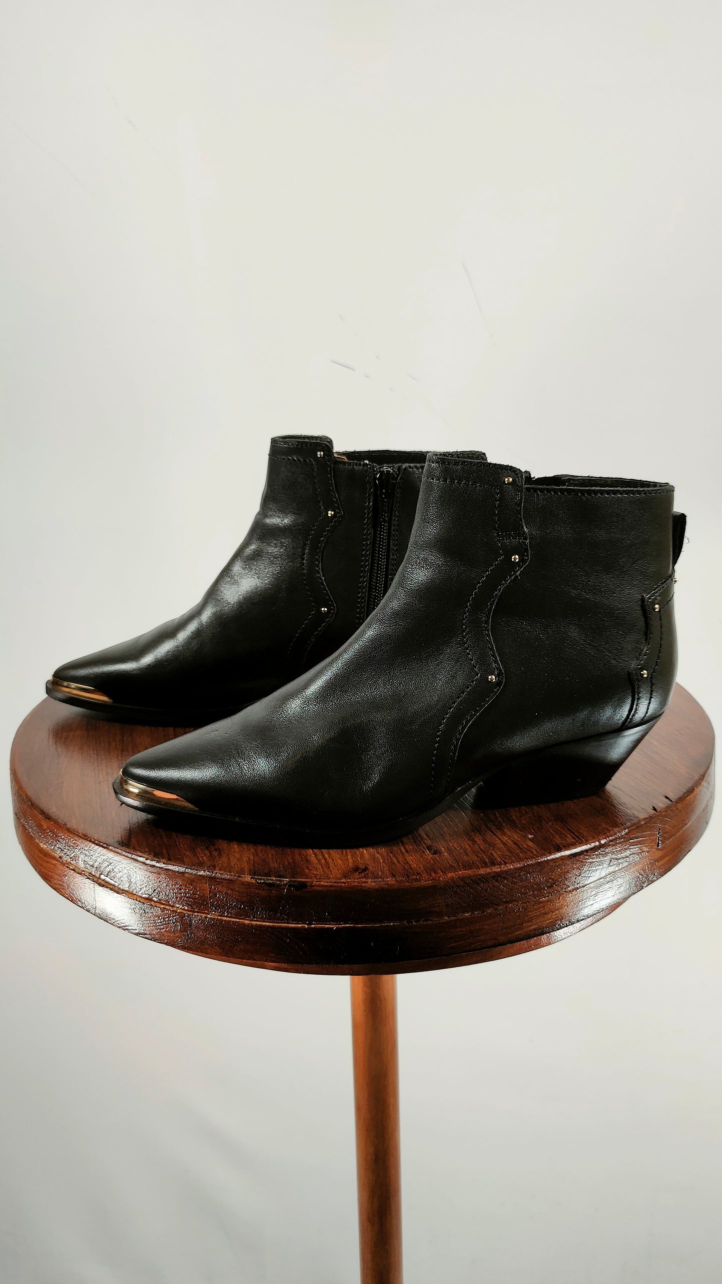 Botines de piel con tachuelas doradas