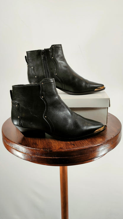 Botines de piel con tachuelas doradas