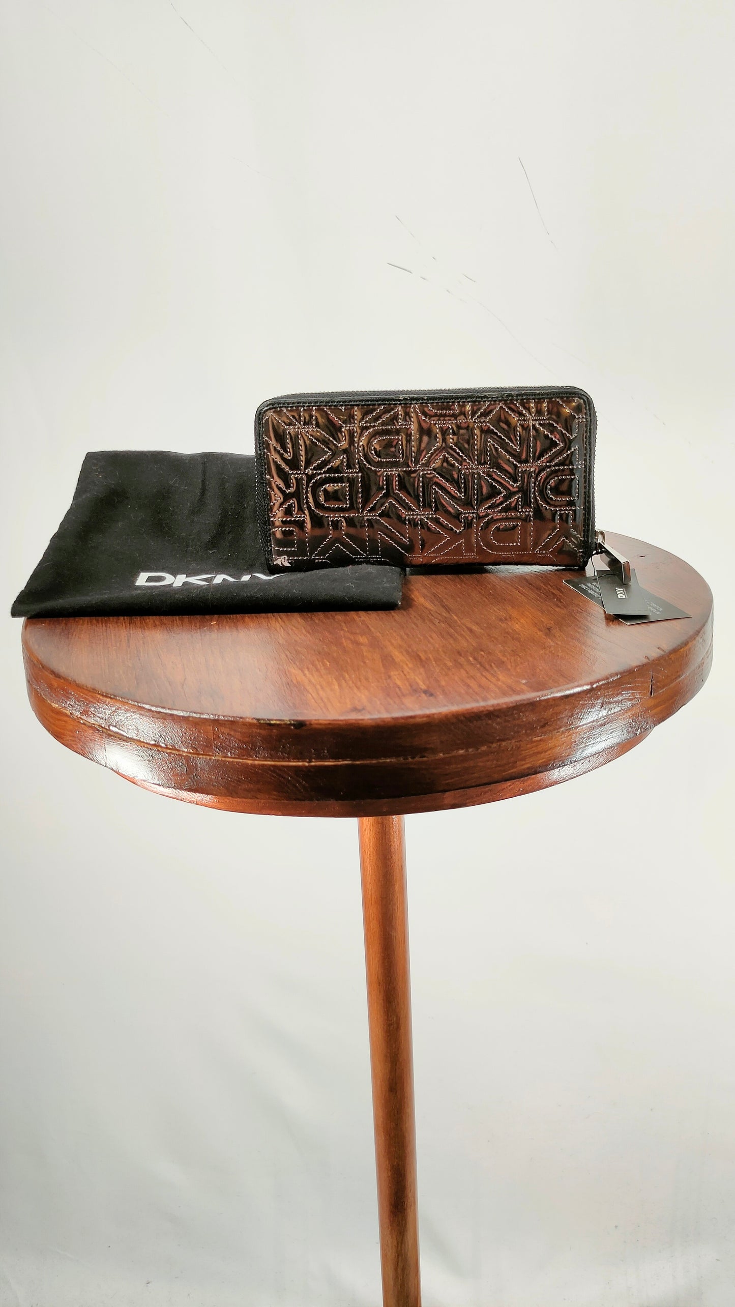 Monedero plateado DKNY