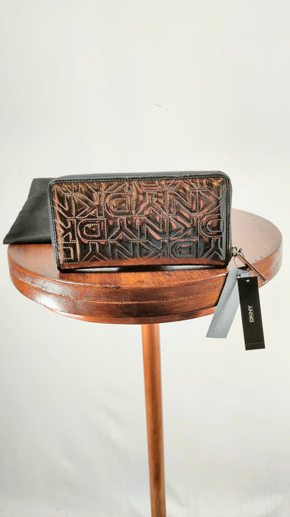 Monedero plateado DKNY