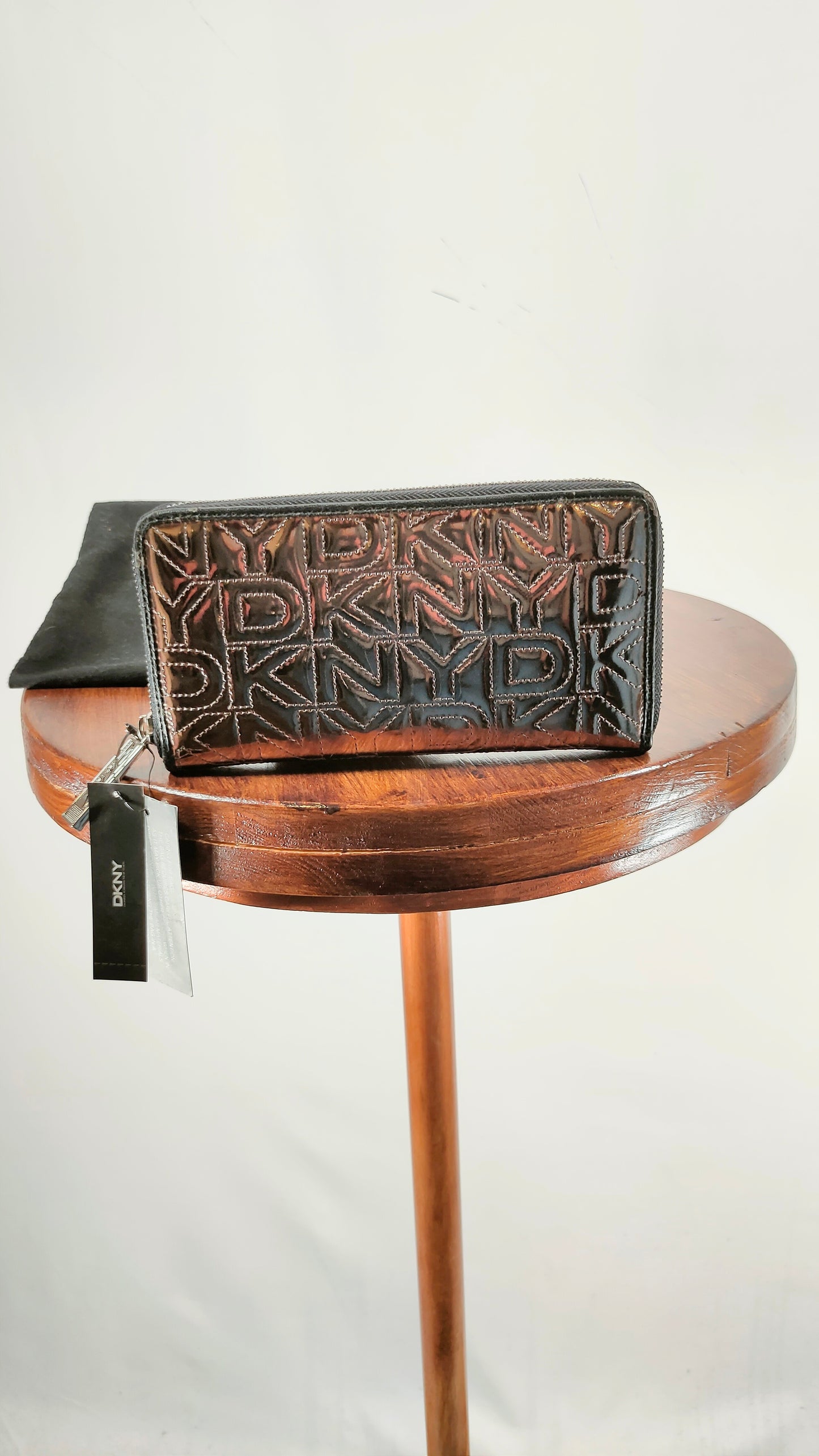 Monedero plateado DKNY