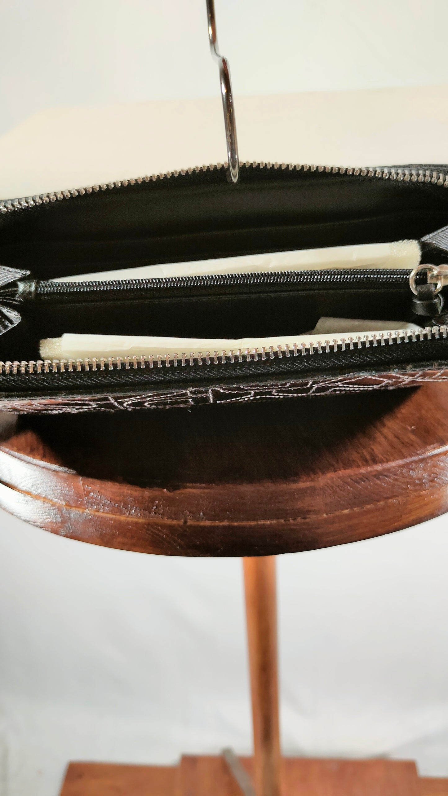 Monedero plateado DKNY